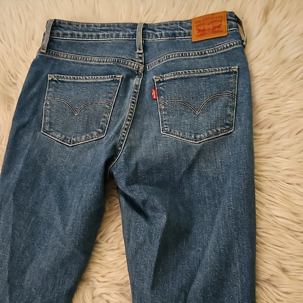 ~~Levi’s High Rise Skinny Jeans Size 28 Ripped Knees~~
